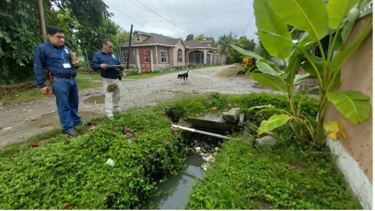 Técnicos municipales de Omoa durante levantamiento de datos para la herramienta DFR.